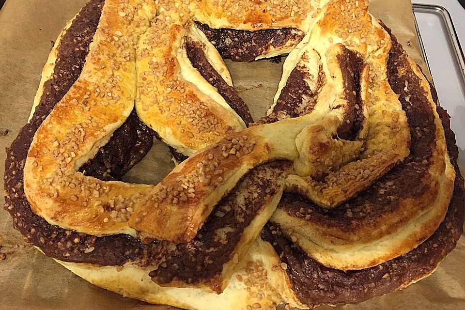 Hefezopf mit Schokolade Hefezopf mit Schokolade