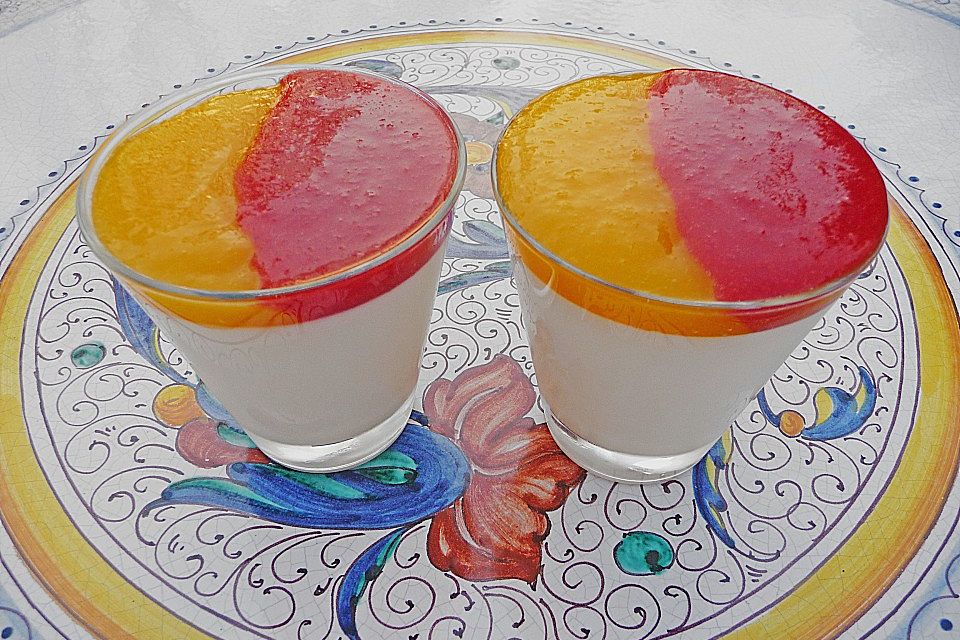 Panna cotta mit zweierlei Fruchtpüree Panna cotta mit zweierlei Fruchtpüree