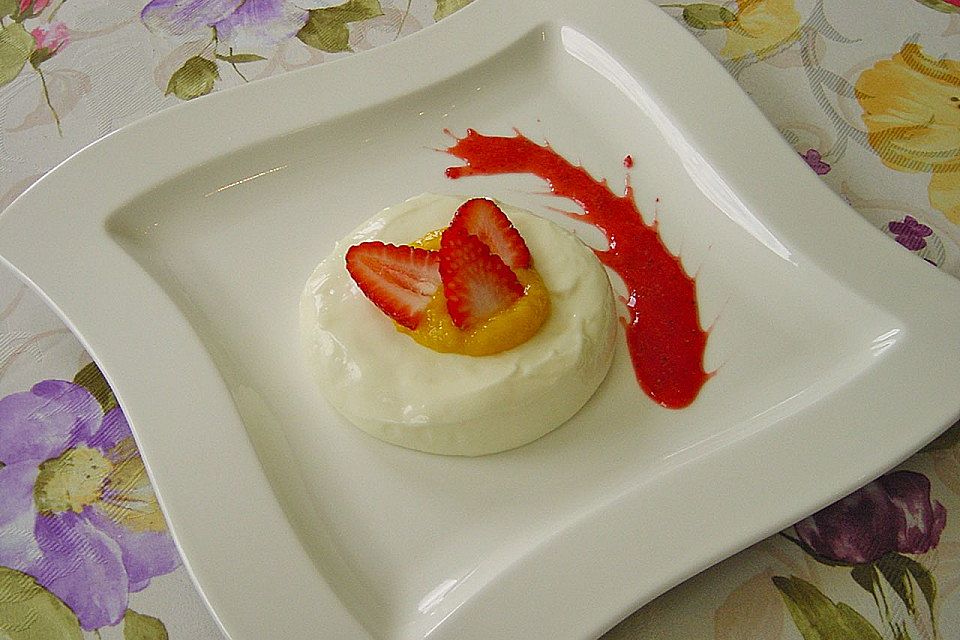 Panna cotta mit zweierlei Fruchtpüree Panna cotta mit zweierlei Fruchtpüree