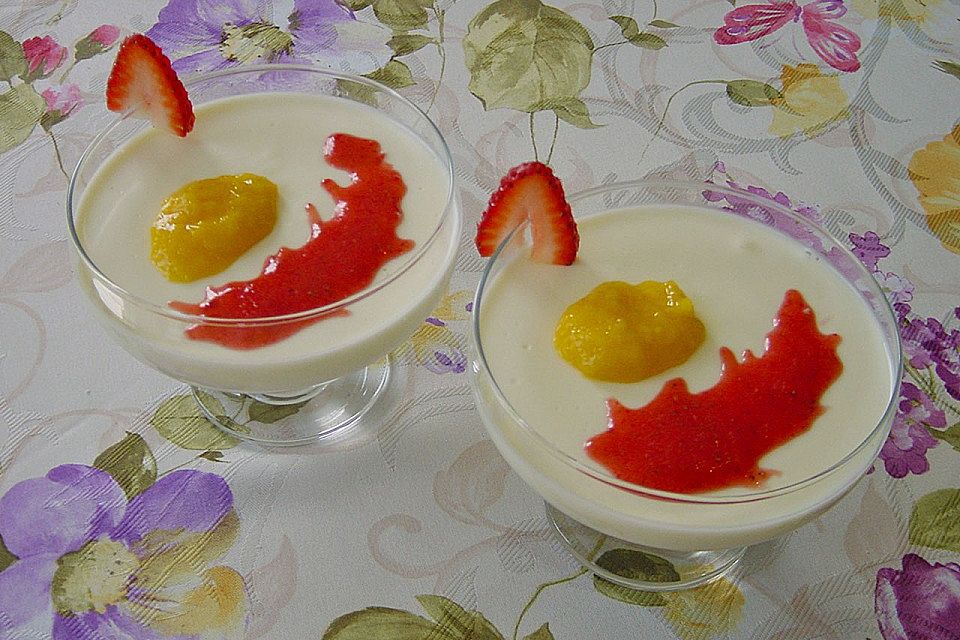 Panna cotta mit zweierlei Fruchtpüree Panna cotta mit zweierlei Fruchtpüree
