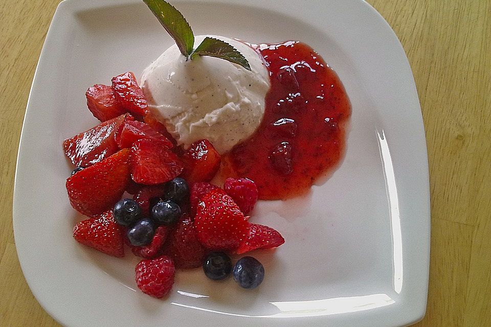 Panna cotta mit zweierlei Fruchtpüree Panna cotta mit zweierlei Fruchtpüree