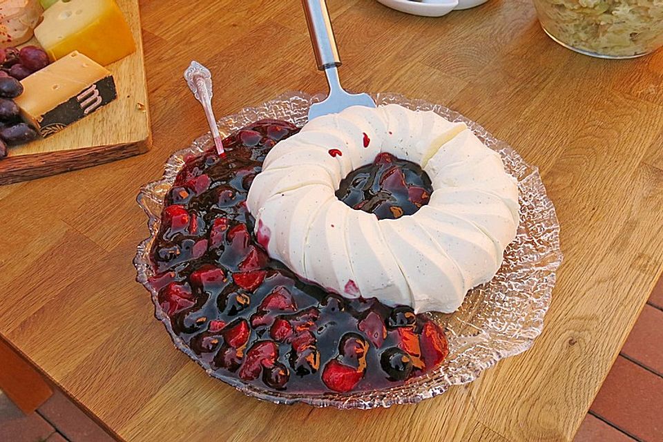 Panna cotta mit zweierlei Fruchtpüree Panna cotta mit zweierlei Fruchtpüree