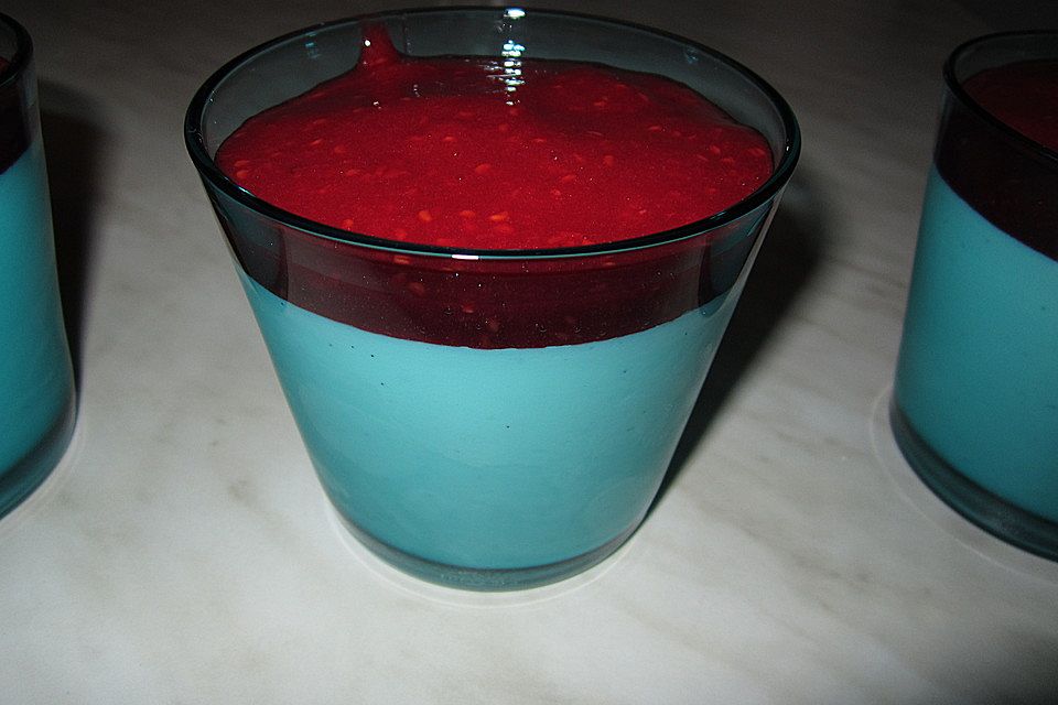 Panna cotta mit zweierlei Fruchtpüree Panna cotta mit zweierlei Fruchtpüree