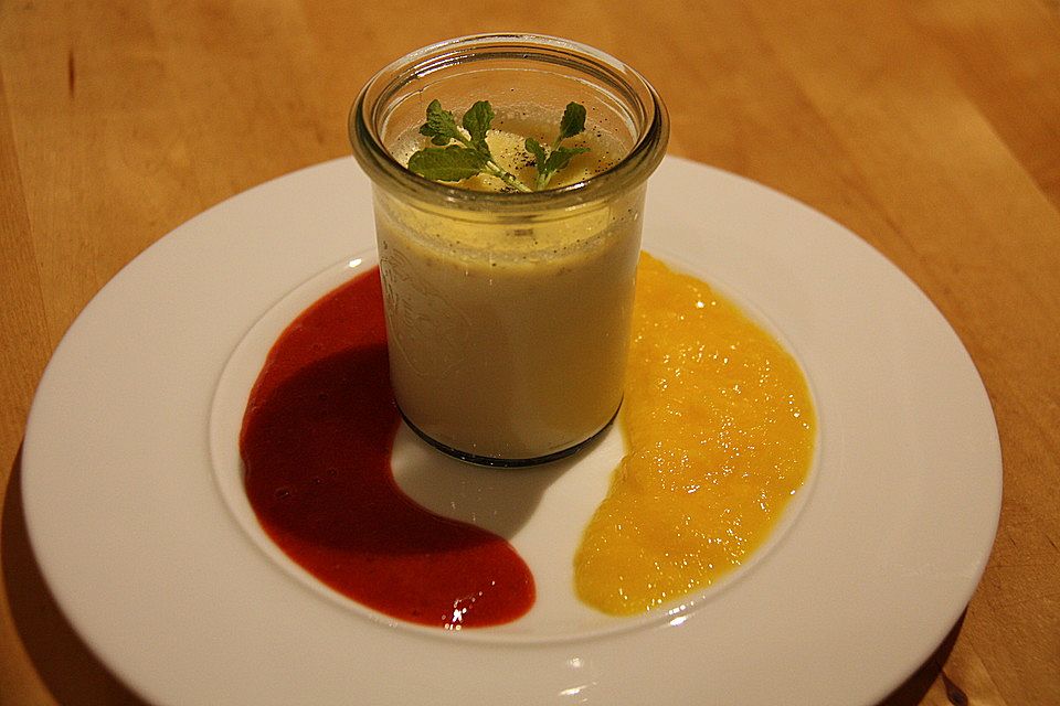 Panna cotta mit zweierlei Fruchtpüree