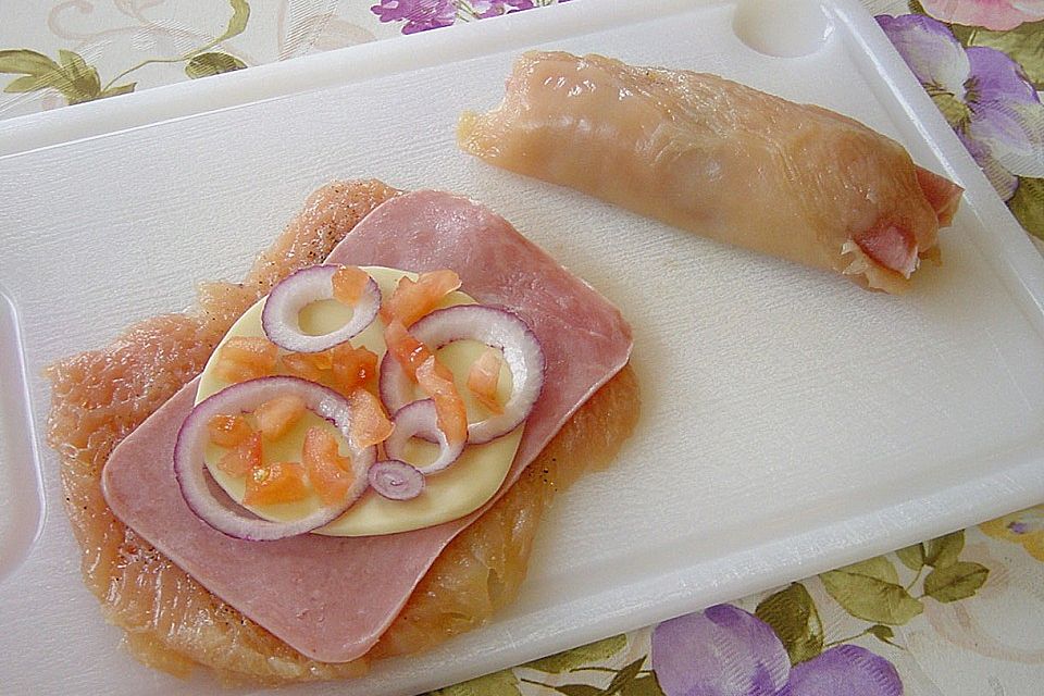 Leckere Schnitzelröllchen mit Gemüsesauce