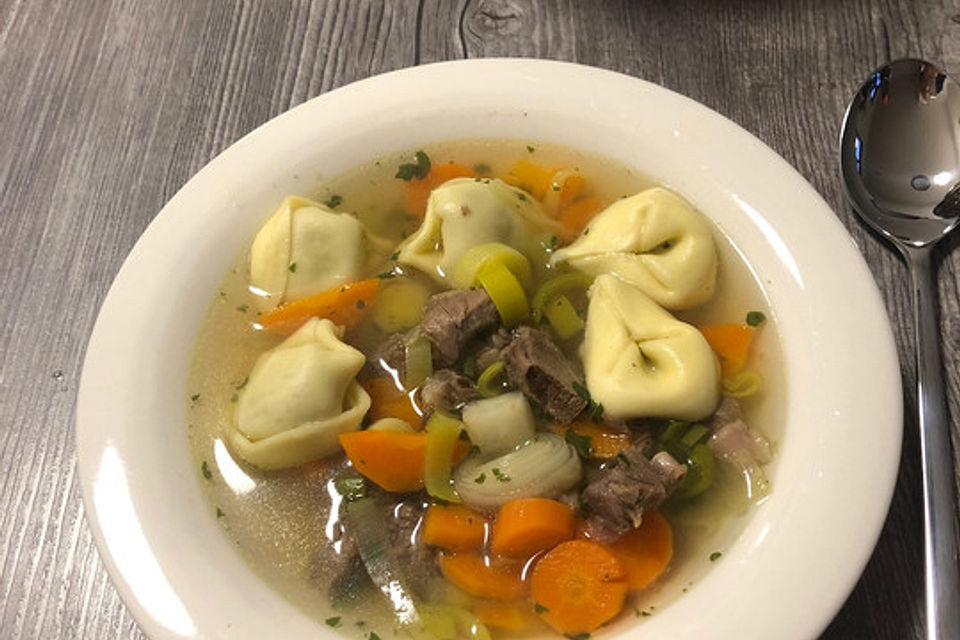 Tortellini in Rinderbrühe