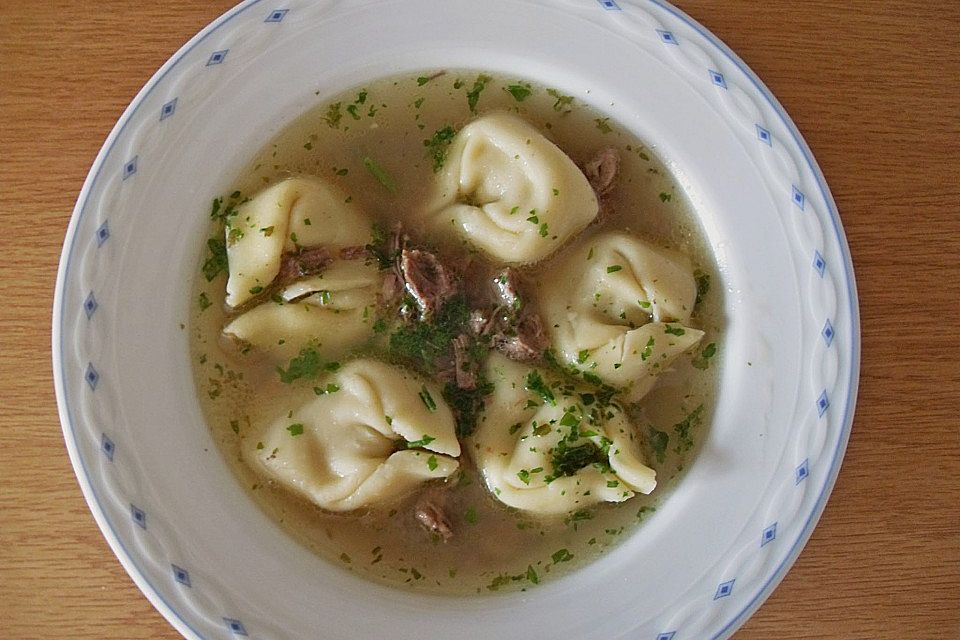 Tortellini in Rinderbrühe