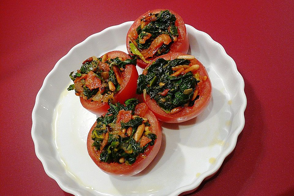 Gefüllte Tomaten mit Spinat, Orangen und Pinienkernen