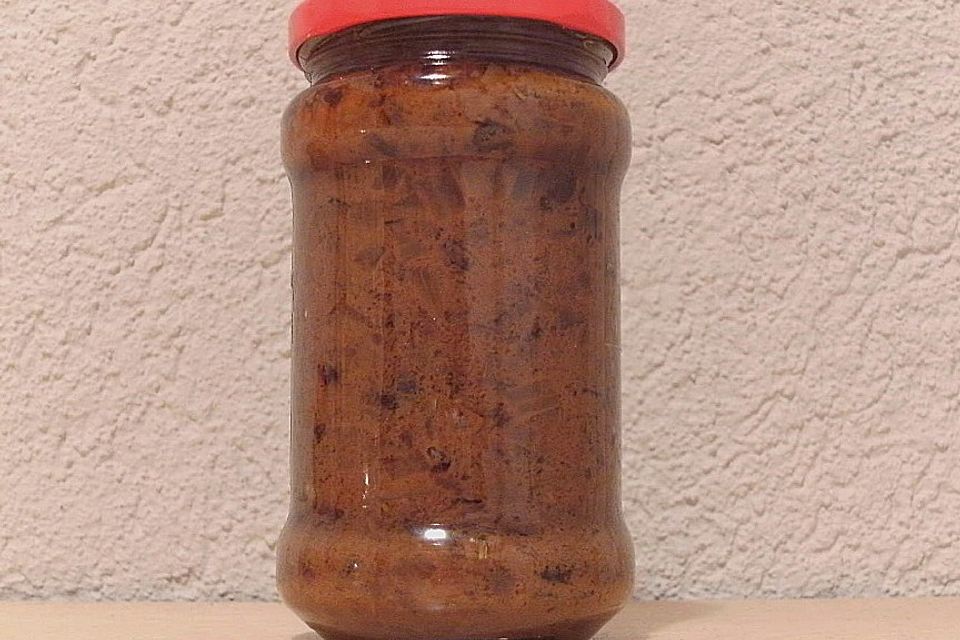 Pikantes Relish aus schwarzen Oliven und Zwiebeln