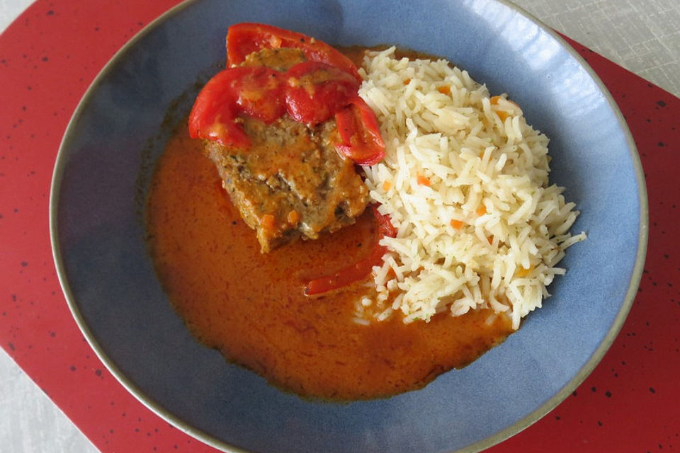 Gefüllte Paprika mit Tomatensauce und Reis