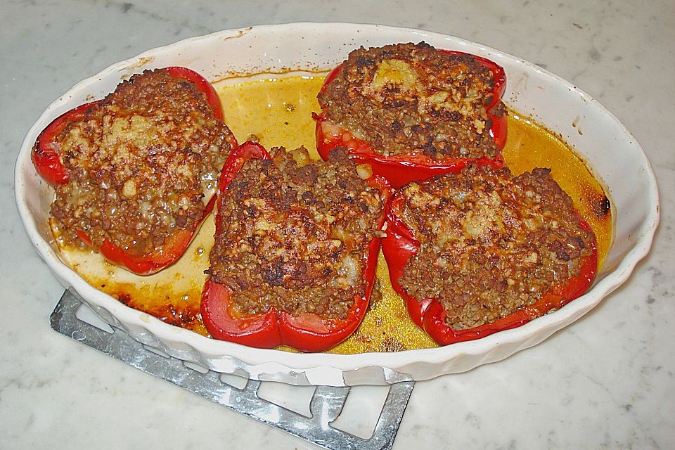 Gefüllte Paprika mit Tomatensauce und Reis