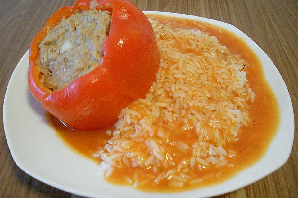 Gefüllte Paprika mit Tomatensauce und Reis