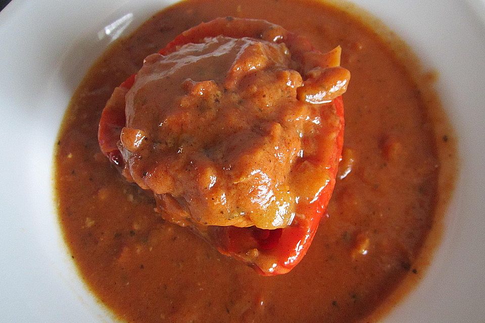 Gefüllte Paprika mit Tomatensauce und Reis