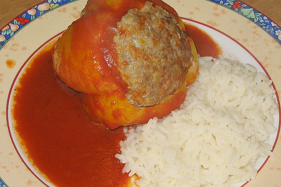 Gefüllte Paprika mit Tomatensauce und Reis