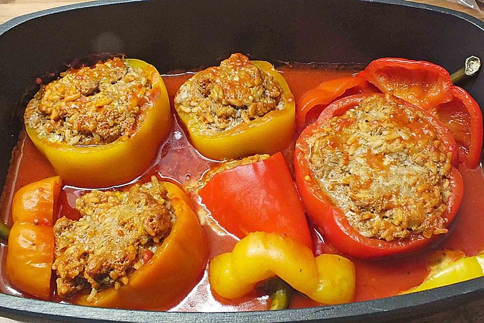 Gefüllte Paprika mit Tomatensauce und Reis