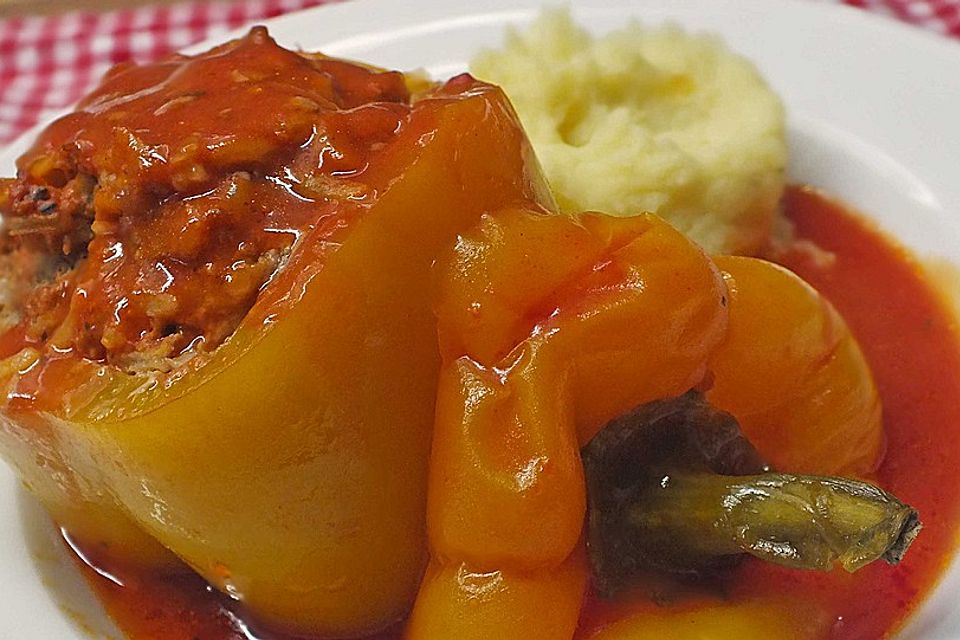 Gefüllte Paprika mit Tomatensauce und Reis