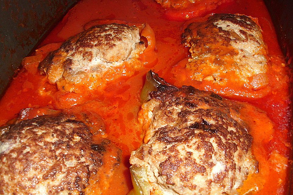 Gefüllte Paprika mit Tomatensauce und Reis