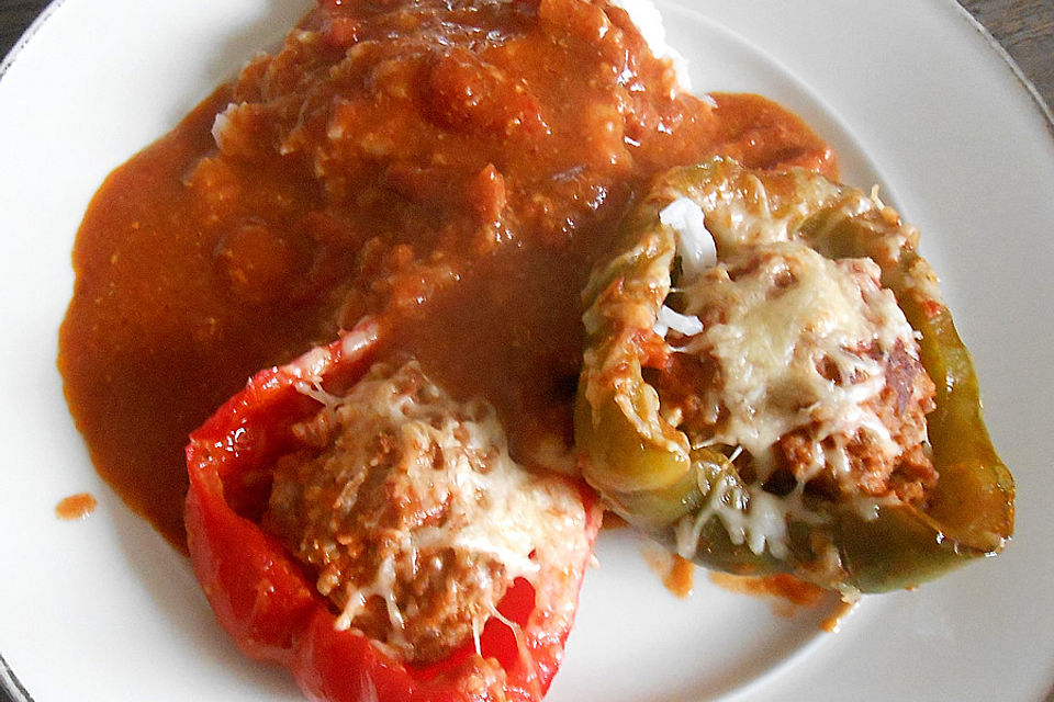 Gefüllte Paprika mit Tomatensauce und Reis