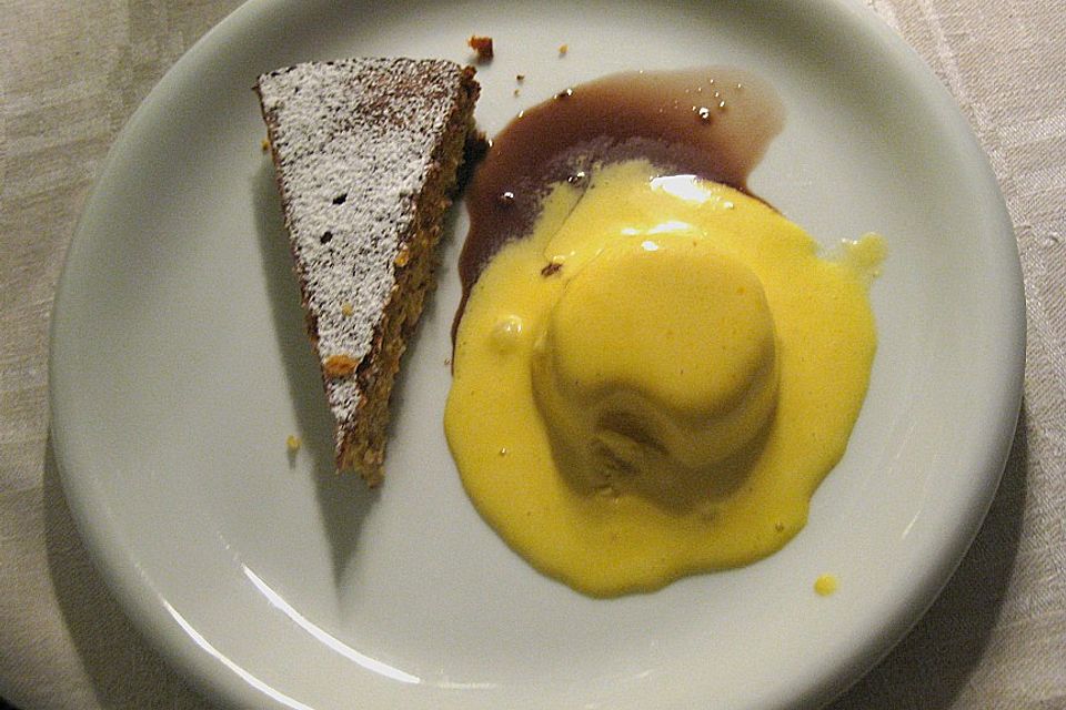 Mandelkuchen mit Safraneis und Myrtensauce