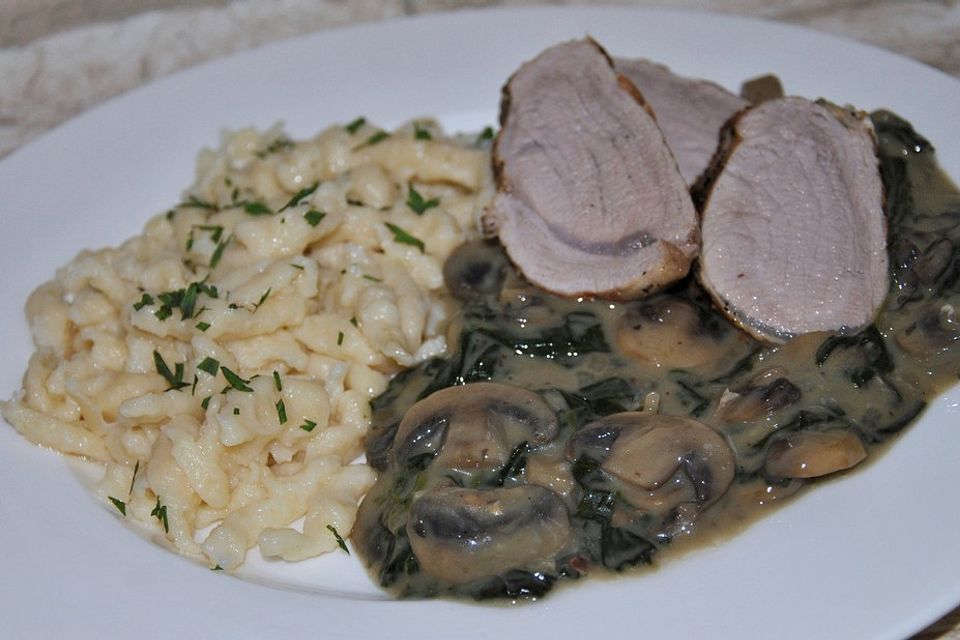 Schweinefilet mit Blattspinat und Champignons