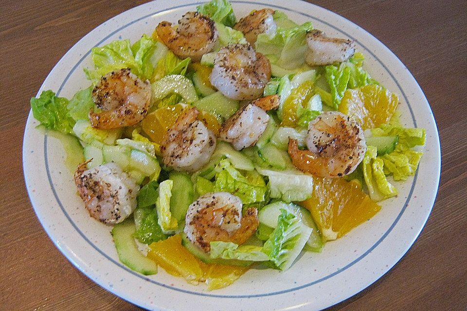 Orangen - Gurken - Salat mit gebratenen Garnelen