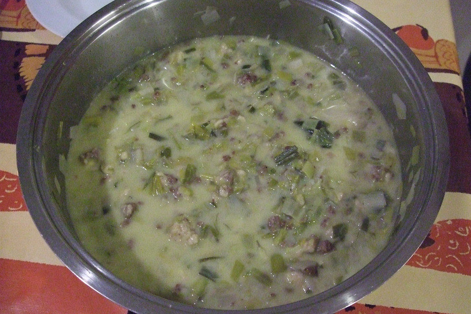 Allgäuer Käsesuppe mit Pesto und Croutons