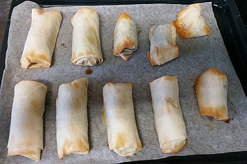 Bananenstrudel mit Schokoladensauce und frischen Früchten
