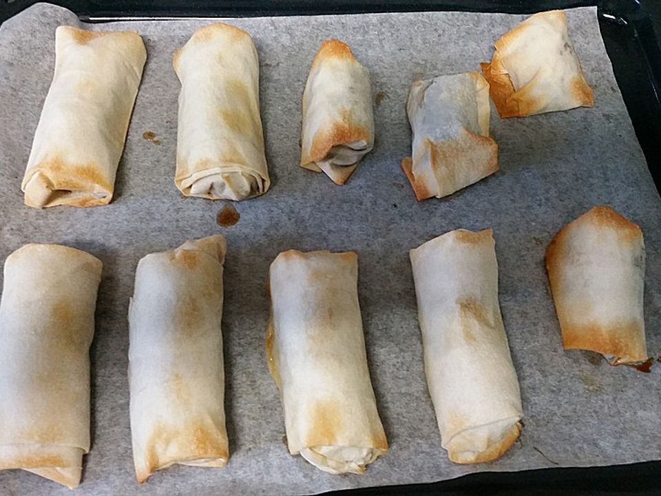 Bananenstrudel mit Schokoladensauce und frischen Früchten von whooly ...