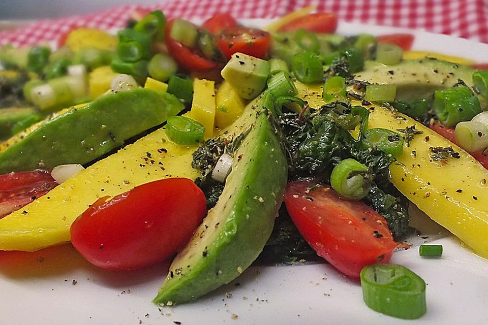 Spinatsalat mit Mango und Avocado