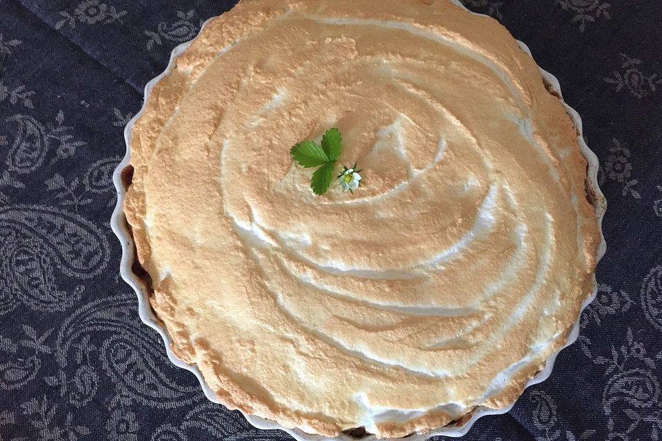 Altmühltaler Rhabarberkuchen mit Erdbeeren und Baiserhaube