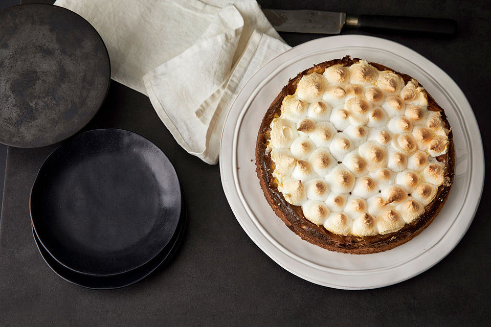 Altmühltaler Rhabarberkuchen mit Erdbeeren und Baiserhaube