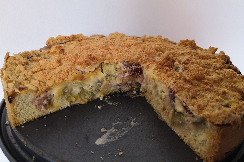 Altmühltaler Rhabarberkuchen mit Erdbeeren und Baiserhaube