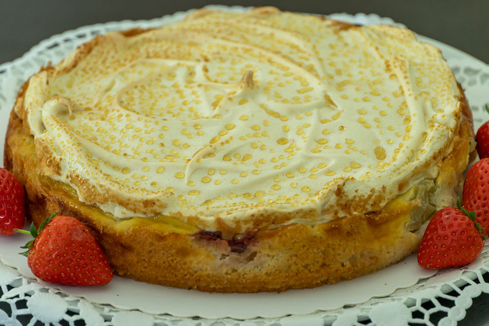 Altmühltaler Rhabarberkuchen mit Erdbeeren und Baiserhaube