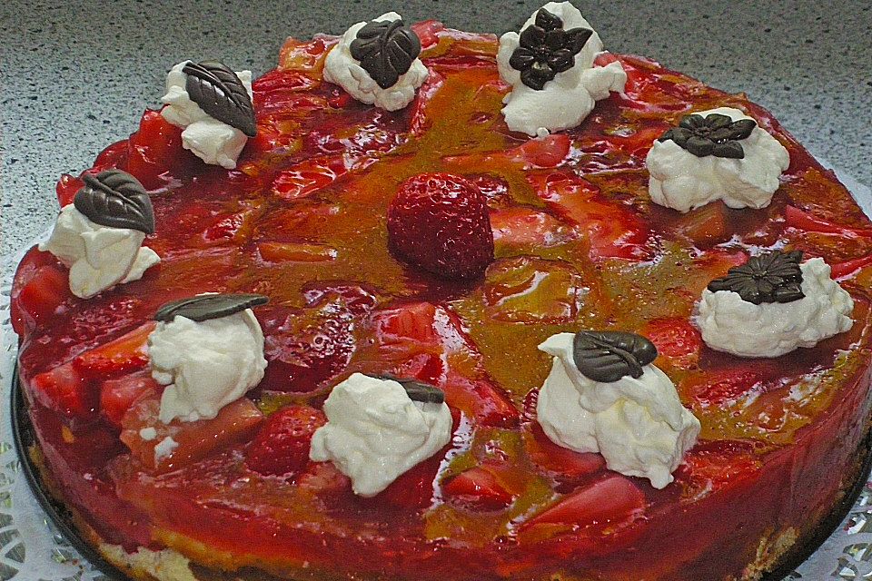 Altmühltaler Rhabarberkuchen mit Erdbeeren und Baiserhaube