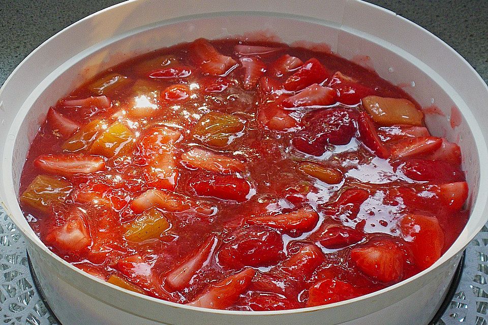 Altmühltaler Rhabarberkuchen mit Erdbeeren und Baiserhaube