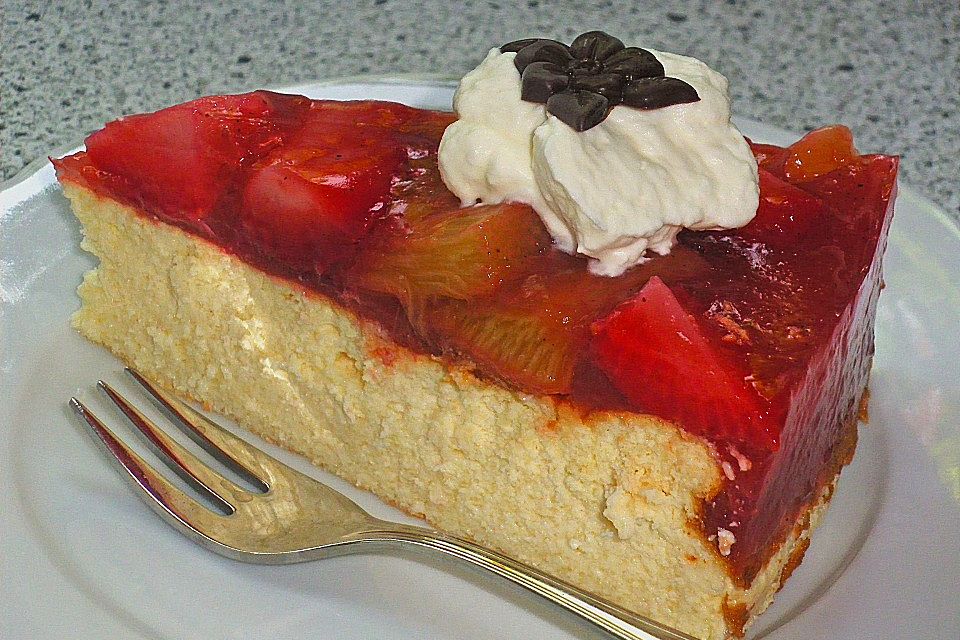 Altmühltaler Rhabarberkuchen mit Erdbeeren und Baiserhaube