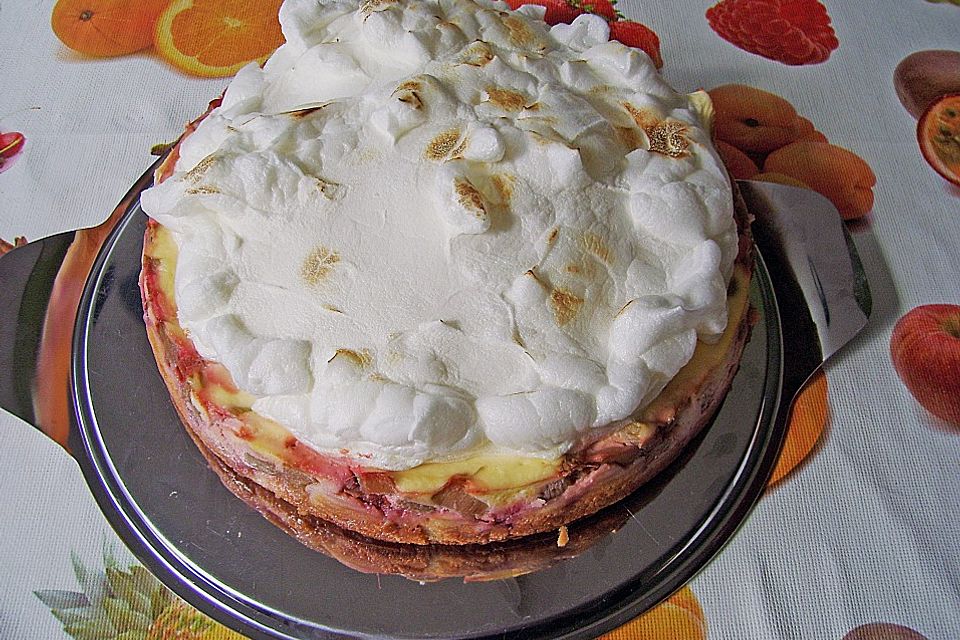 Altmühltaler Rhabarberkuchen mit Erdbeeren und Baiserhaube