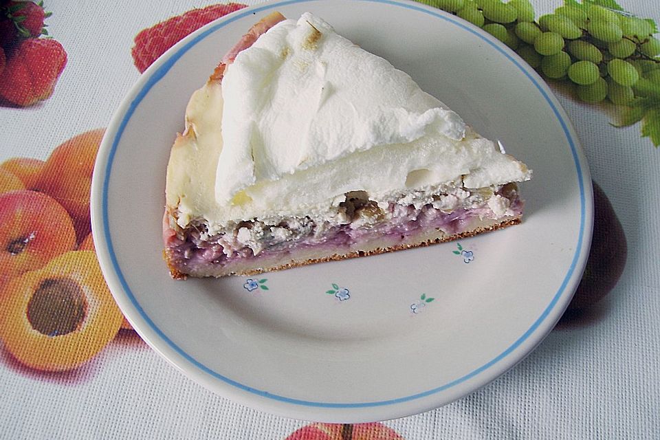 Altmühltaler Rhabarberkuchen mit Erdbeeren und Baiserhaube