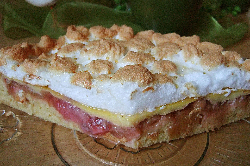 Altmühltaler Rhabarberkuchen mit Erdbeeren und Baiserhaube