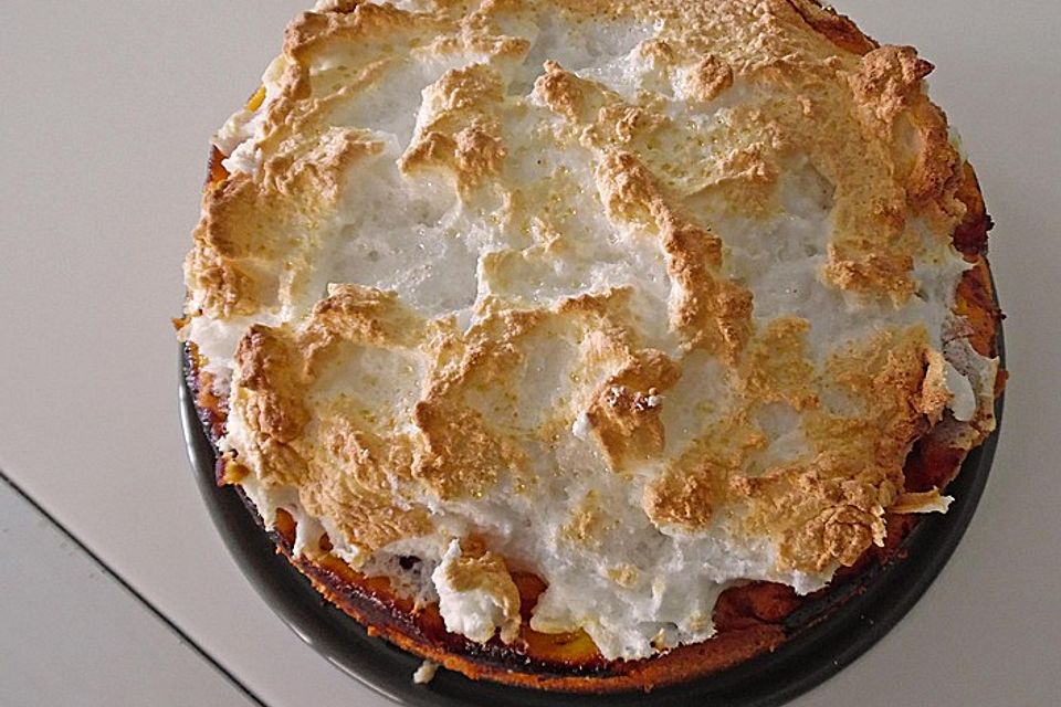 Altmühltaler Rhabarberkuchen mit Erdbeeren und Baiserhaube