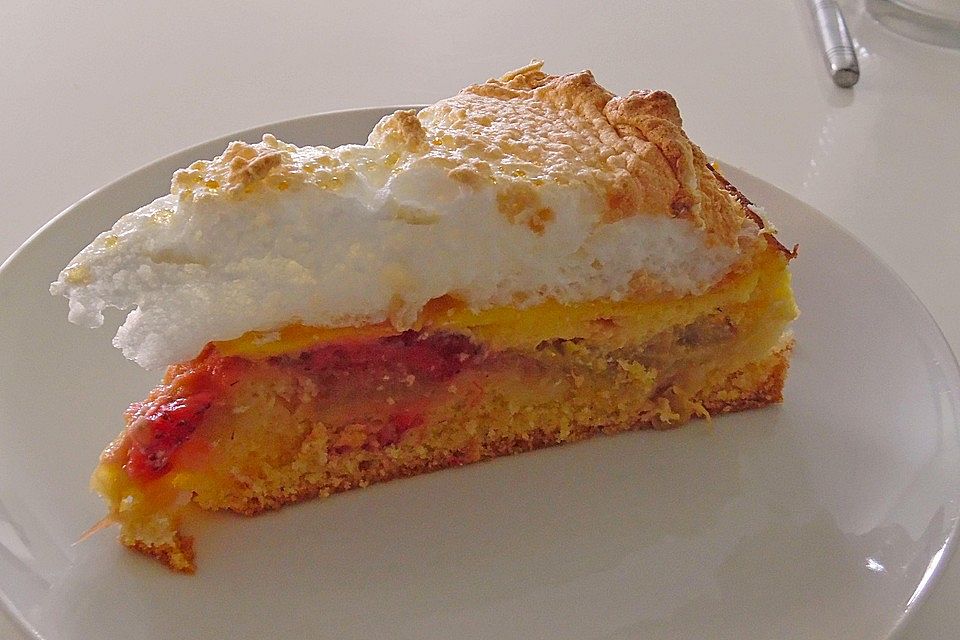 Altmühltaler Rhabarberkuchen mit Erdbeeren und Baiserhaube