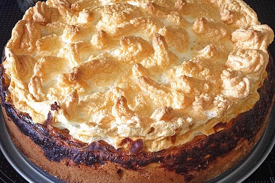 Altmühltaler Rhabarberkuchen mit Erdbeeren und Baiserhaube