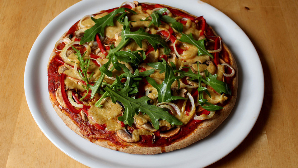 Vegane-Pizza-mit-Hefeschmelz