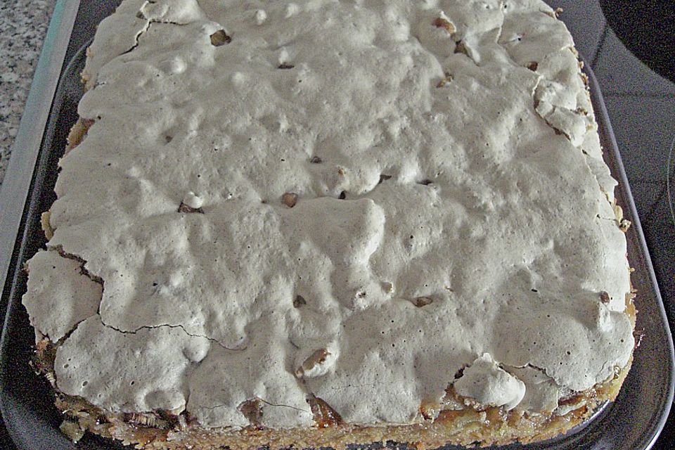 Rhabarberkuchen mit Walnussbaiser Rhabarberkuchen mit Walnussbaiser