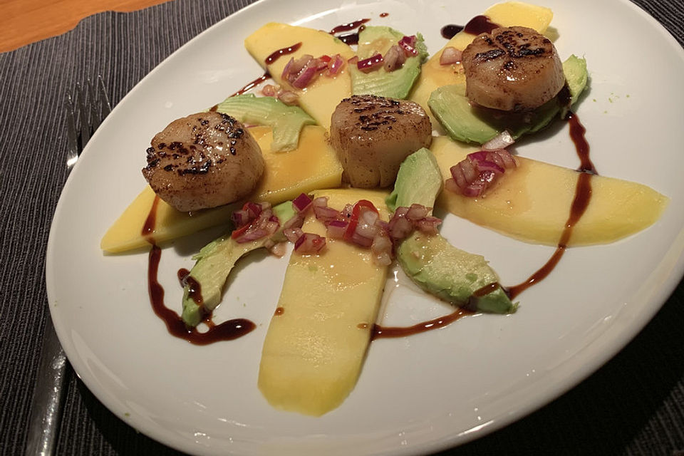 Jakobsmuscheln auf Avocado - Mango - Salat mit Zwiebelvinaigrette