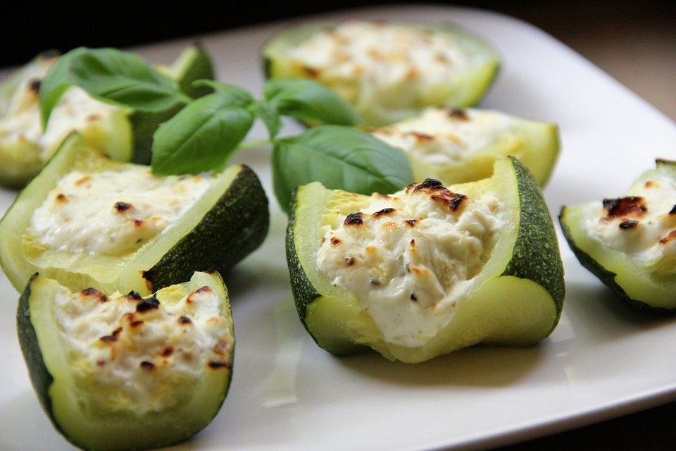 Überbackene Zucchinischiffchen mit Ziegenkäse und Honig