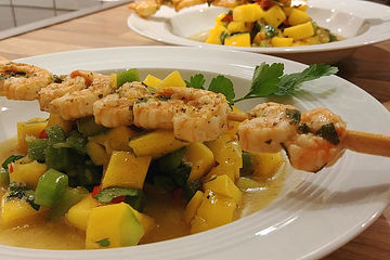 Garnelenspieße auf Mango-Paprika Salat