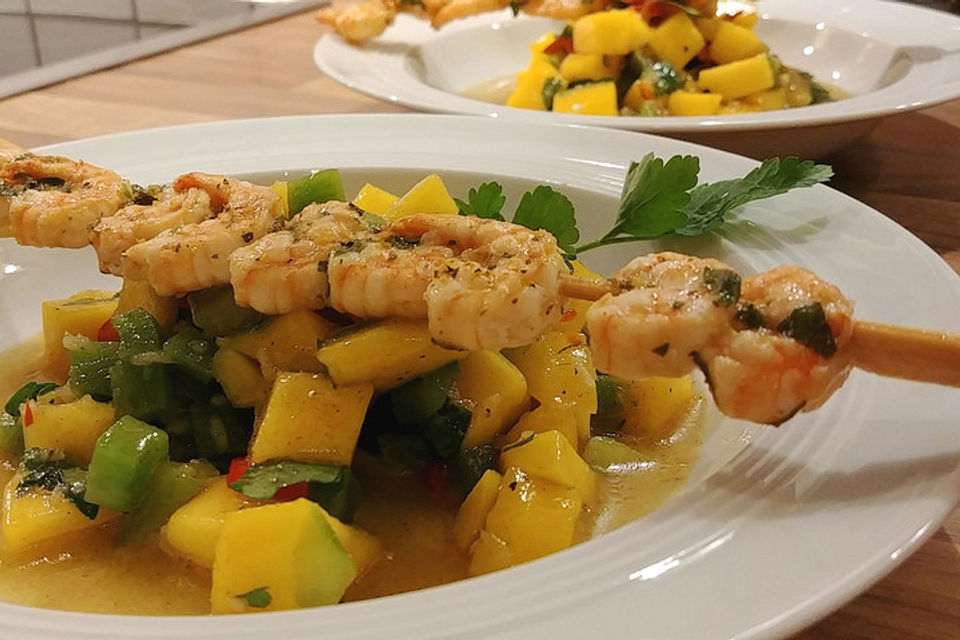 Garnelenspieße auf Mango-Paprika Salat