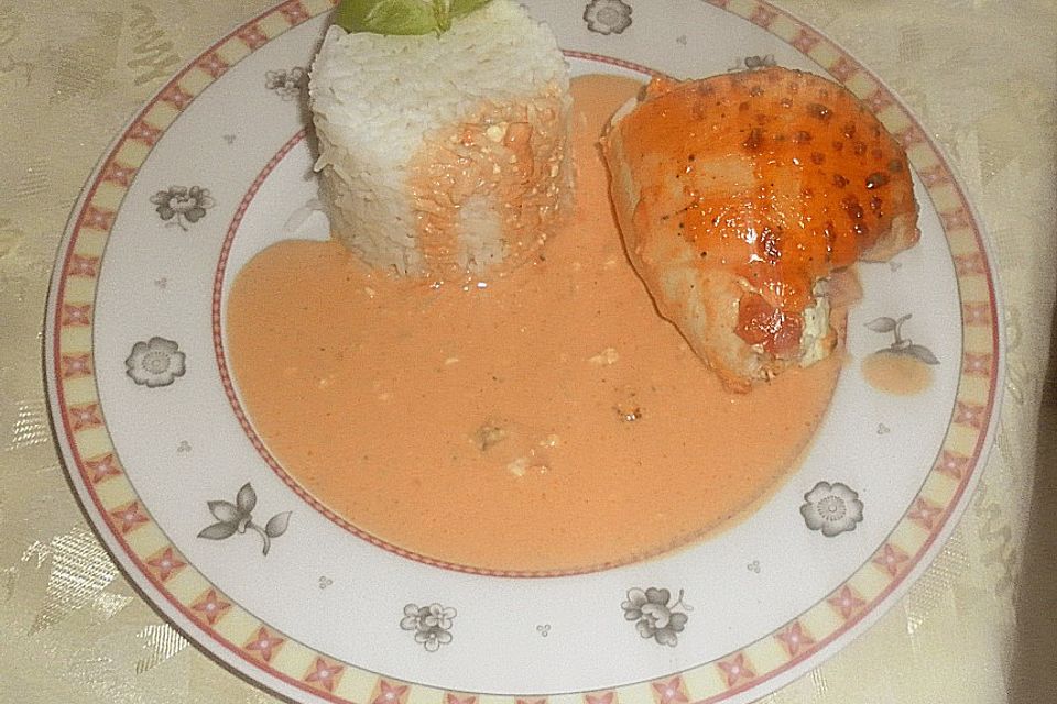 Gefüllte Putenbrust in Paprika - Sahnesauce