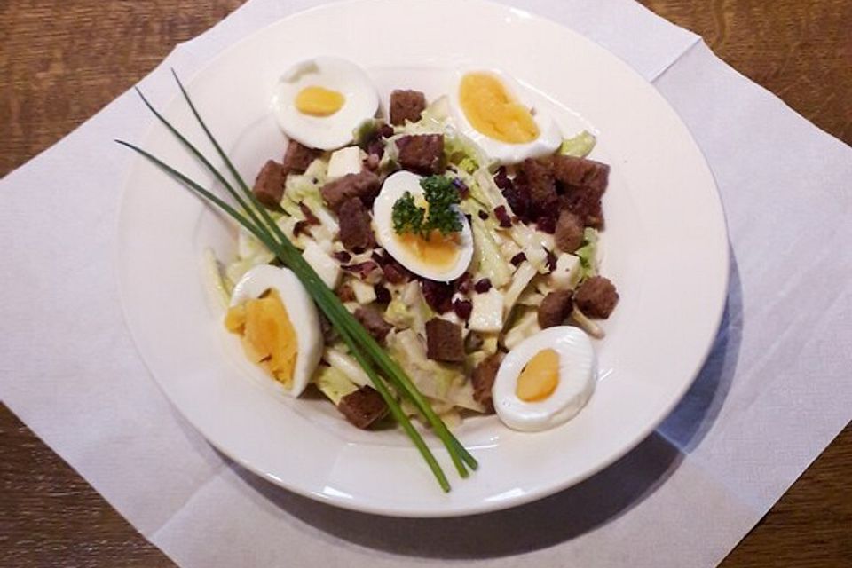 Löwenzahnsalat mit Speck und Ei